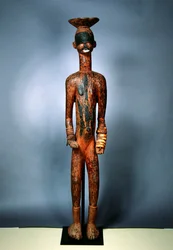 女性像（木、革、植物繊維、象牙、ペンキ）